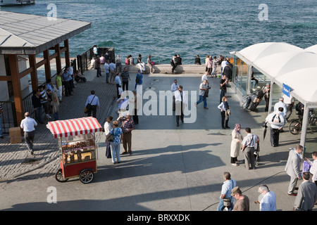 Istanbul, Türkei. Ferry Terminal, Eminonu Hafen Stockfoto