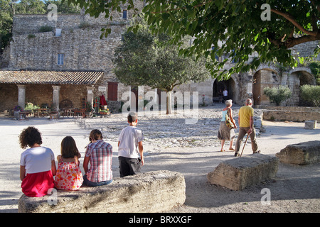 DORFPLATZ, OPPEDE-LE-VIEUX, VAUCLUSE (84), FRANKREICH Stockfoto