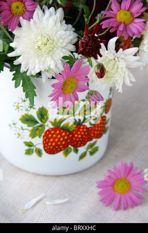 Wilde Blumen in einer Vase auf einem Holztisch Stockfoto