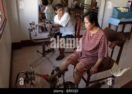 Krankenhauspatienten üben ihre Arme und Beine im National Rehabilitation Center in Vientiane Laos. Stockfoto