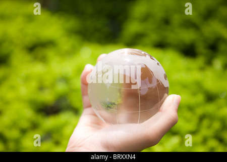 Eine Hand mit Kugel Stockfoto
