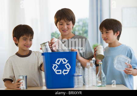 Gemischte Rassen Brüder recycling-Kunststoff-Flaschen und Dosen Stockfoto