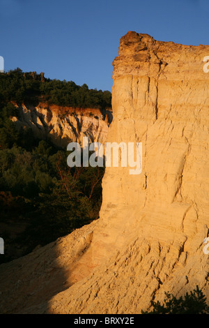 COLORADO PROVENCAL, MEHRFARBIGE OCKER VON RUSTREL, VAUCLUSE (84), FRANKREICH Stockfoto