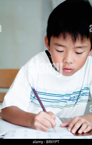 Junge Hausaufgaben Japan Stockfoto