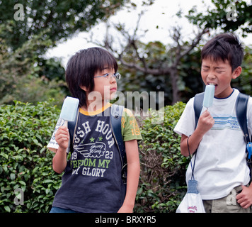 Jungen essen Eis am Stiel Japan Stockfoto