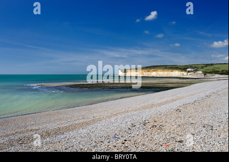 Kiesstrand mit Kreidefelsen im Hintergrund Stockfoto