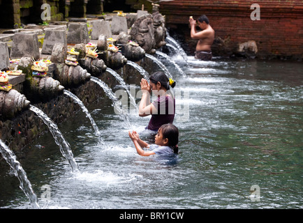 Baden im heiligen Wasser Tirta Empul Tempel, Tampak Siring Dorf, Bali, Indonesien Stockfoto