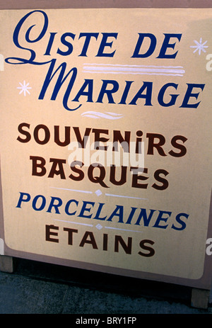 Zeichen, Grift Shop, Geschenke Shop, Hochzeitsliste, Liste de Mariage, Französisches Baskenland, Stadt von Bayonne, Bayonne, Aquitaine, Frankreich, Europa Stockfoto