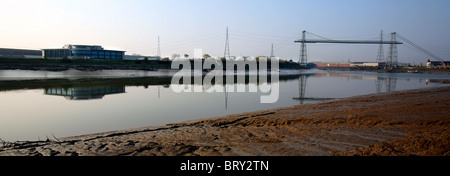 Newport Transporter Bridge, Newport, Wales, UK und die neue orb Gebäude auf dem Gelände des alten orb Stahl gebaut. Stockfoto