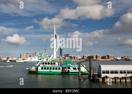 Portsmouth Harbour Front mit Spinacker Turm und Portsmouth Gosport Fähre Stockfoto