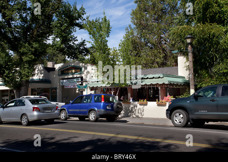 Eine Szene aus Murphys Kalifornien alte Zeit Einkaufsviertel Innenstadt mit Restaurants, Wein, Weinprobe und Übernachtung zur Verfügung Stockfoto