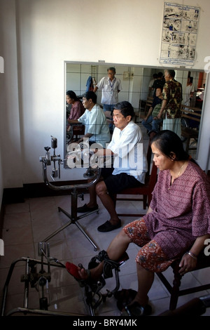 Krankenhauspatienten üben ihre Arme und Beine im National Rehabilitation Center in Vientiane Laos. Stockfoto