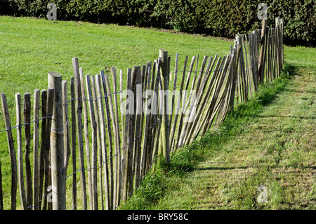 Lattenzaun aus Holz rustikal traditionellen Look bin Gartenfeld Landwirtschaft landwirtschaftliche Stockfoto