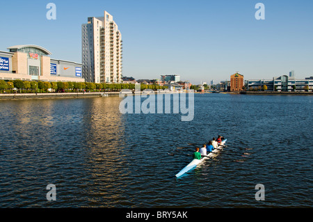 Zwei Personen Wriggen (Rudern) auf den Manchester Ship Canal in der Nähe von Lowry Outlet Mall, Salford Quays, Manchester, UK Stockfoto