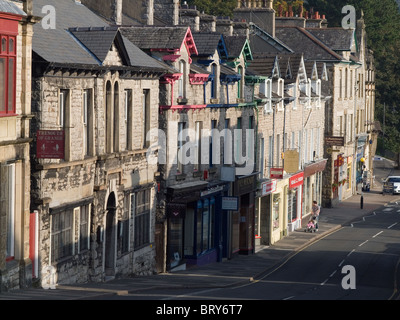 Main Street Grange über Sands Cumbria ist beliebt für seine vielen kleinen unabhängigen Läden Stockfoto