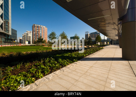 Sockel von Lichtsäulen mit Baldachin im Bühnenbereich der piazza, MediaCityUK, Salford, Manchester, UK. City Lofts Apartments auf der linken Seite. Stockfoto