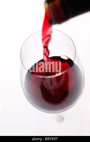 Rotwein in wineglass gegossen Stockfoto