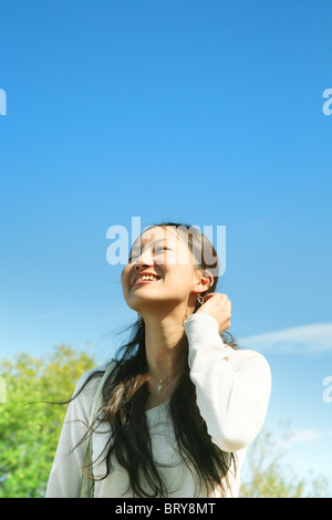Junge Frau auf der Suche, den Himmel Stockfoto