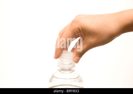 Die Hand des Kindes schliessen Wasser Ausgleichsbehälters Stockfoto