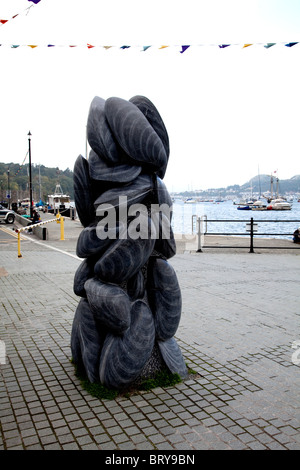 Muschel-Skulptur von Graeme Mitcheson 2007 am Kai in Conwy Conway Nord-Wales aus Kilkenny-Kalkstein hergestellt. Stockfoto