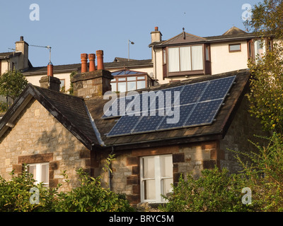 Eine Bank von Foto-Photovoltaik-Solar-Panels auf einem Hausdach Grange über Sands Cumbria Stockfoto