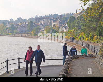 Menschen, die zu Fuß entlang der Promenade am Grange über Sands Cumbria Stockfoto