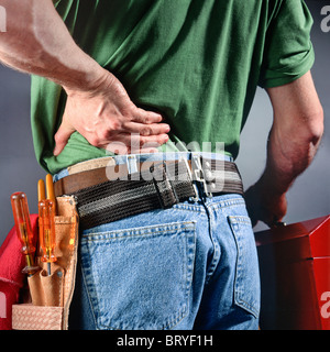 Mann trägt Toolbox während reiben zurück Stockfoto