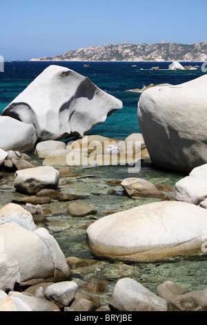 verwitterte ausgewaschenen Granitfelsen entlang der Küste Sardiniens Palau Italien Stockfoto