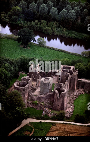 Luftaufnahme von Goodrich Castle durch den Fluss Wye in Herefordshire UK Stockfoto