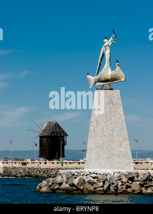 Statue von St. Nikolaus mit Windmühle im Hintergrund, Nessebar, Bulgarien Stockfoto