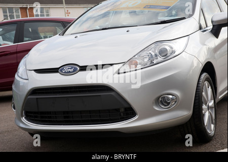 Nahaufnahme von der Vorderseite des silbernen Ford Neuwagen für den Verkauf auf einen Händler-Vorplatz. Stockfoto