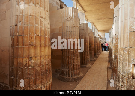 Spalten im Inneren Eingang in Mastaba des Djoser in Sakkara, Ägypten, Arabien, Afrika Stockfoto