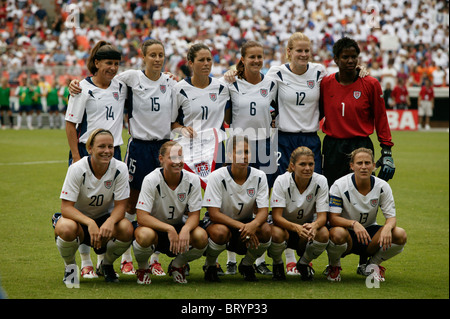 Die USA Nationalmannschaft ab elf Zeilen oben vor einem 2003-Frauen-WM-Fußball-match gegen Schweden (Einzelheiten im Desc). Stockfoto