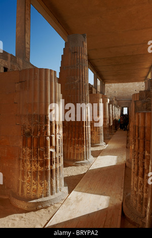 Spalten im Inneren Eingang in Mastaba des Djoser in Sakkara, Ägypten, Arabien, Afrika Stockfoto