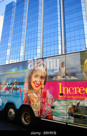 Werbe-Kampagne. Großes Bus Ad auf Indien Reisen 2009 mit Longdrinkglas Gebäude im Hintergrund. New York City. Stockfoto