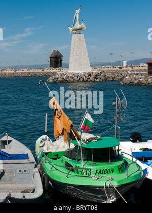 Boote in Nessebar Bucht und Hafen, Bulgarien, mit Statue des Hl. Nikolaus im Hintergrund Stockfoto