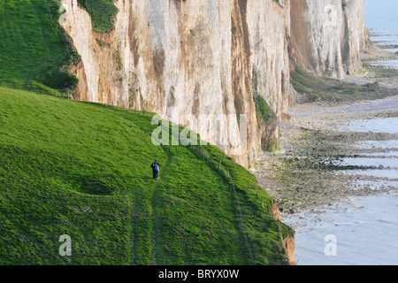 PAARE, DIE AUF DEN KLIPPEN VON AULT, SOMME (80), PICARDIE, FRANKREICH Stockfoto