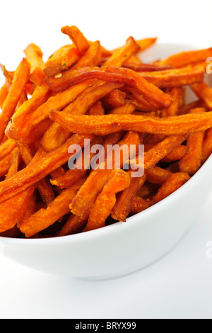 Nahaufnahme von Süßkartoffeln oder Yams Pommes in Schüssel weiß Stockfoto