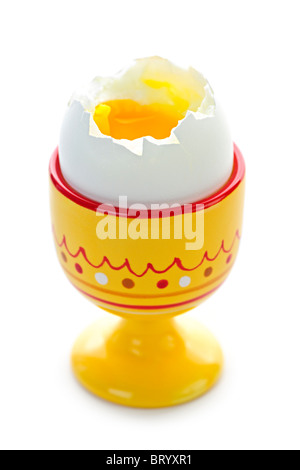 Nahaufnahme von weich gekochtes Ei in Tasse isoliert auf weißem Hintergrund Stockfoto