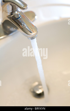 Wasserhahn /tap und läuft Wasser hautnah Schuss Stockfoto