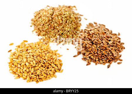 Jede Menge braune, goldene und gemahlenem Leinsamen oder Leinsamen isoliert auf weißem Hintergrund Stockfoto