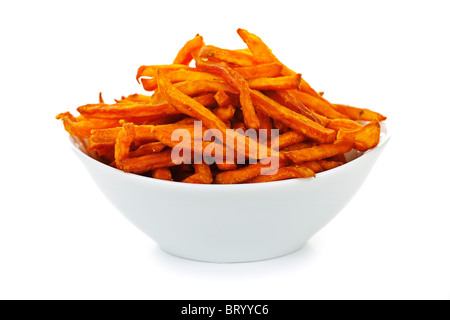 Süßkartoffeln oder Yams Pommes in einer Schüssel isoliert auf weißem Hintergrund Stockfoto
