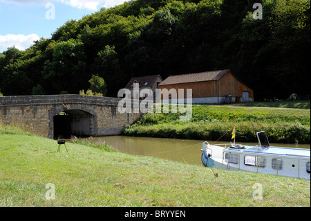 Boot am Schloss am Canal du Nivernais bei Corbigny, Nationalpark Morvan, Nièvre, Burgund, Frankreich Stockfoto