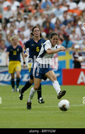 Julie Foudy der Vereinigten Staaten (11) geht der Ball während einer 2003-Frauen WM-Fußballspiel gegen Schweden. Stockfoto