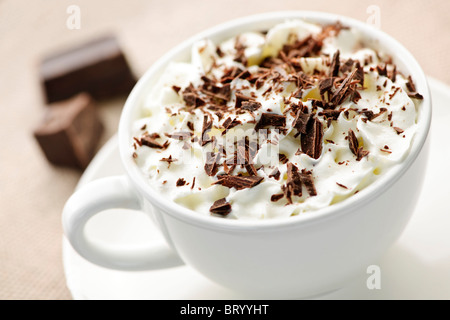 Tasse heißen Kakao mit rasierte Schokolade und Schlagsahne Stockfoto