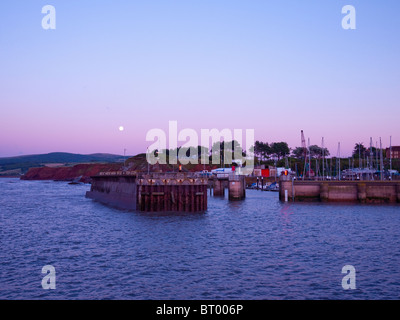 Mondaufgang über Watchet Harbour Marina, Somerset, England. Stockfoto