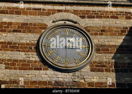 Uhr auf die Westfassade des All Hallows Church, Wellingborough, Northamptonshire, England, UK Stockfoto