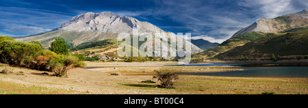 Panorama, einschließlich das Dorf Cardaño de Abajo, die zum Teil trockenen Camporedondo Reservoir und das Kalkstein-massiv des Espigüete Stockfoto