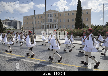 Athen, Griechenland, Europa. Wachwechsel Zeremonie außerhalb des Parlaments, dem Syntagma-platz entfernt. Die Wachen sind als Evzones bekannt Stockfoto