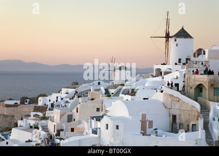 Blick auf Oia Stadt bei Sonnenuntergang, Insel Santorin, Griechenland, Europa. Stockfoto